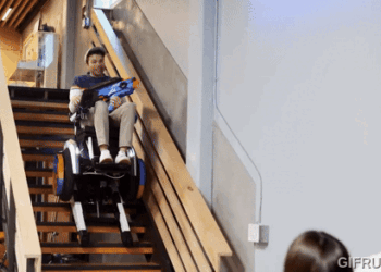 美國 YouTuber 為罹患脊柱裂疾病的男孩製作了一台可以爬樓梯的輪椅