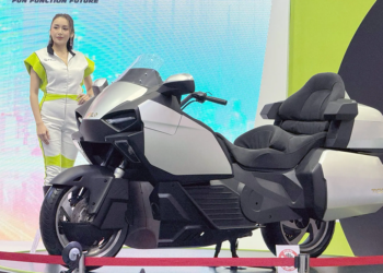 續航破 700 公里的重型電動二輪航空母艦 Felo TOOZ 發表