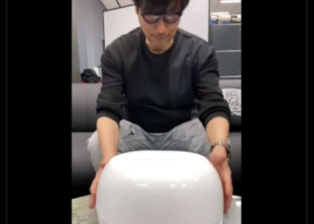 小島秀夫開箱 Netflix 影集三體《3 Body Problem》神祕 VR 頭顯道具