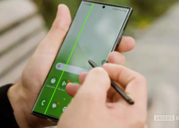 一些老 Samsung 手機軟體更新後傳災情，畫面出現一條很長的綠線（可能是硬體缺陷）