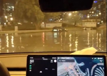 特斯拉 Model Y 不受杜拜水災影響 在淹水情況下依舊能夠行駛
