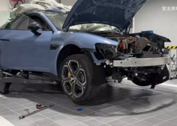中國汽車博主分享小米 SU7 賽道失控撞牆後的維修費用：沒想到這麼便宜