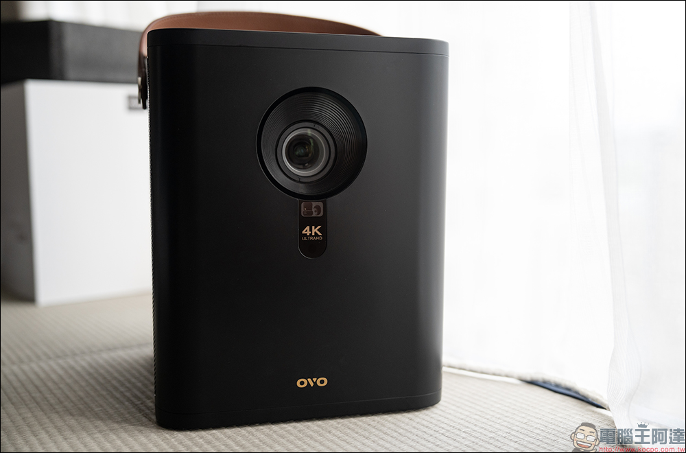 OVO K9 真 4K 無框電視開箱｜4K 高畫質與超高亮度兼具智慧投影機，最大 300 吋！低延遲遊戲不卡頓、還能唱歌！ - 電腦王阿達