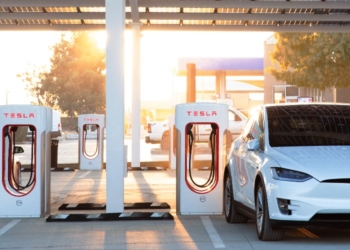 剛裁完 500 名超充站部門員工 馬斯克重申「將投資 5 億美元擴建超級充電站」安撫車主里程焦慮