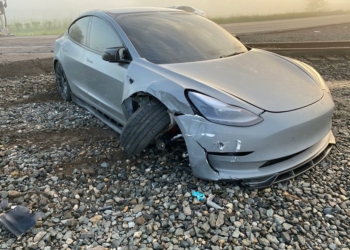 特斯拉 FSD 再出狀況！車主控訴兩次險撞行駛中的火車