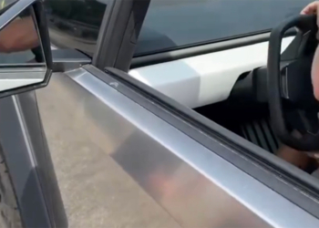 有人用影片呈現 Tesla Cybertruck 最新的線傳方向盤反應慢到什麼程度