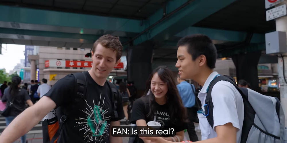 國外千萬訂閱硬體 YouTuber 在光華組 5000 美金電腦超滿意，還隨機送給路人 - 電腦王阿達