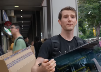 國外千萬訂閱硬體 YouTuber 在光華組 5000 美金電腦超滿意，還隨機送給路人