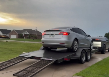 國外 Cybertruck 車主實測邊拖 Model 3 邊充電成功！