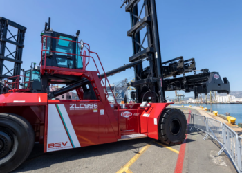 搭載超巨 1MW 電池的「電動堆高機」開始在美國港口扛起貨櫃搬運重任