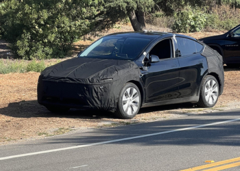 特斯拉 TESLA Model Y 煥新版現身美國加州，採螢幕換檔、新增後排螢幕，有望於 2025 年發表
