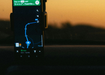 Google Maps 終於在 iOS 和 CarPlay 推出速度計與速限提示，讓 iPhone 用戶不再擔心超速罰單