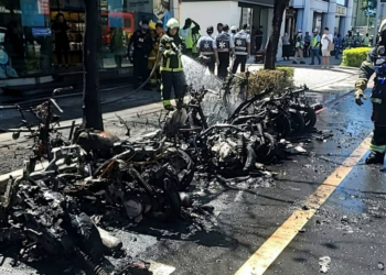 高雄鼓山區火災驚魂：1 顆電池竟引發 8 台機車和 1 台汽車連環燒！
