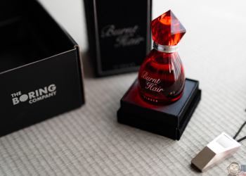 無聊公司 The Boring Company 的燒焦頭髮（Burnt Hair）香水全台首開箱｜等待 1 年 7 個月，地表最強香水？更像是那一味道…