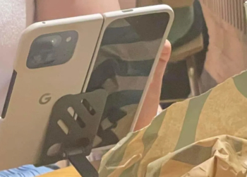 野生 Pixel 9 Pro Fold 實機高調現身臺灣星巴克？