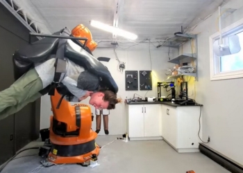 超強奶爸！將工業機器人改造成家用雲霄飛車