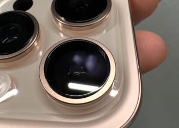 iPhone 16 Pro 品管傳有問題，網友回報膜還沒撕鏡頭就刮傷、螢幕有凸點等