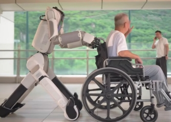 高齡化社會如何應對？中國騰訊推出老人照護機器人「五號」