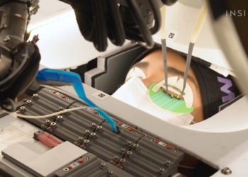 機器人也能接睫毛？美國美睫公司推出 AI 自動接睫毛機器