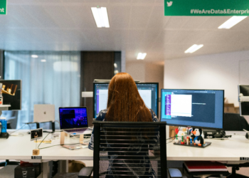 隨著 AI 革命加速發展，到了 2027 年 80% 軟體工程師必須提升技能才能跟上