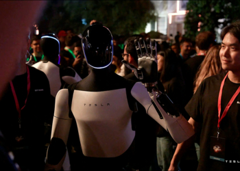 特斯拉 Optimus Bot 人型機器人驚艷登場，展示更多生活應用