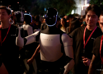 特斯拉 Optimus Bot 人型機器人驚艷登場，展示更多生活應用