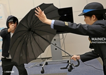 預防無差別攻擊：JR 西日本地鐵車廂新增「防刀傘」，特殊材料打造，抵禦刀具攻擊