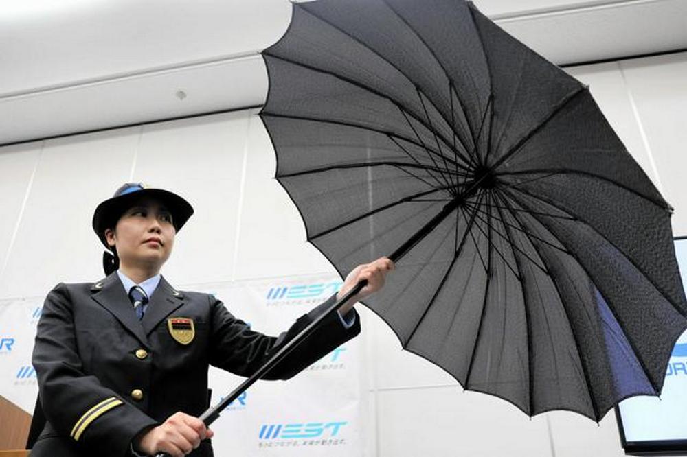 預防無差別攻擊：JR 西日本地鐵車廂新增「防刀傘」，特殊材料打造，抵禦刀具攻擊 - 電腦王阿達