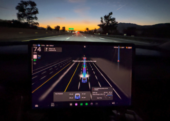 特斯拉 Robotaxi 恐受影響，NHTSA 對美國境內 240 萬輛配備 FSD 的車輛展開調查