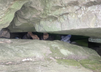 女子為了撿 iPhone 意外「倒立」卡石縫 7 小時才獲救