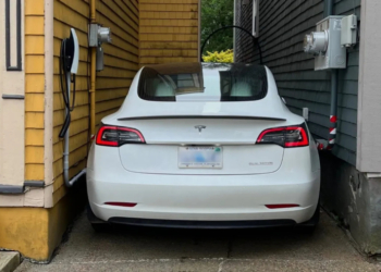 極度仰賴 Tesla 召喚功能才能停進狹窄車位的車主，因更新 Bug 問題導致長時間無法用車