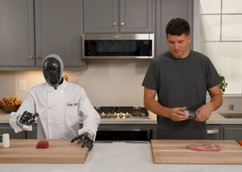 機器人也能成為大廚？NEO Beta 與廚神當道參加者 Nick DiGiovanni 進行廚藝對決