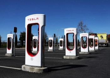 西雅圖遭炸彈氣旋襲擊！近 50 萬戶家庭和加油站停電，唯獨特斯拉超級充電樁仍開放