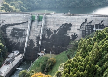 限時參觀！德國高壓清洗機業者在日本水壩「洗出」哥吉拉巨型畫作