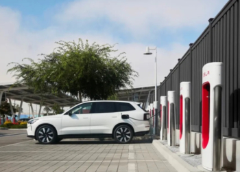 對應三方電動車需求，Tesla 承諾加長線組超級充電站建設目標