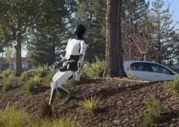 特斯拉展示 Optimus 機器人土坡「越野」行走能力，外媒：敲響了警鐘