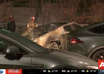 Tesla Cybertruck 連續發生起火意外，這次被質疑可能是電池問題