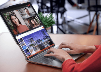 Lenovo 推出首款可捲動螢幕的 AI PC，售價 3,499 美元起