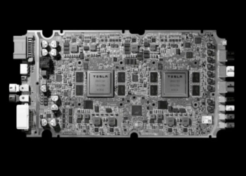 Tesla 又又又召回！近 24 萬台特斯拉電動車可能短路導致多項功能停止運作問題，最糟需回廠更換行車電腦