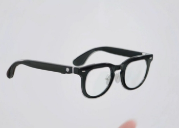CES 2025 出現又一款 AI 智慧眼鏡 Halliday Glasses，提供翻譯、提醒、導航等實用功能