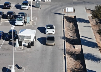 特斯拉 Cybercab 安裝方向盤，是為 FSD 測試還是為 Model Q 做準備？