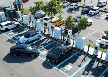 EVOASIS與高速公路休息區的合作持續深化，車主只需啟用EVOASIS APP即可查找啟動國道