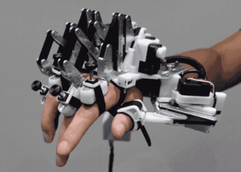 研究顯示鋼琴家使用機器人外骨骼手套，有望突破「天花板效應」瓶頸