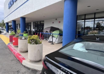 有誇張，發售前 4 天國外就已經有人紮營排隊買 RTX 5090