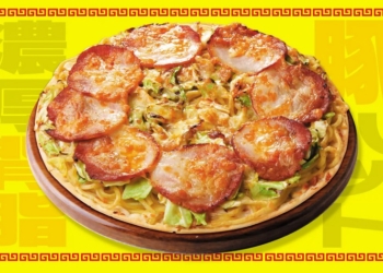 日本必勝客再出拉麵披薩新招！本次是背德的濃厚背脂醬油拉麵披薩