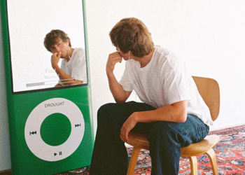 美國設計團隊 Drought 推出以 iPod Nano 為靈感的 iMirror 復古連身鏡，售價 375 美元迅速銷售一空