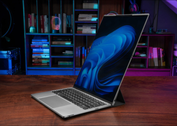 Lenovo ThinkBook Flip 採用直式折疊螢幕的 AI 概念筆電在 MWC 2025 亮相