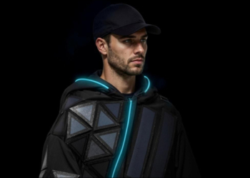 邊走邊充電！Anker SOLIX Cloak  太陽能充電概念斗篷亮相：支援 30W USB-C 快充，穿上它就是移動充電站！