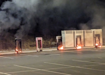 特斯拉超級充電站遭蓄意縱火？疑似與「反馬斯克」抗議活動有關