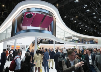 華為攜全球首款商用三折疊手機與多款新品於 MWC 2025 驚豔亮相